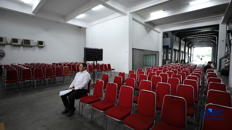 Sejumlah calon pegawai Koperasi Merah Putih mengikuti tes di Badan Kepegawaian Negara (BKN), Jakarta, Selasa (5/5/2026). (CNBC Indonesia/Tri Susilo)