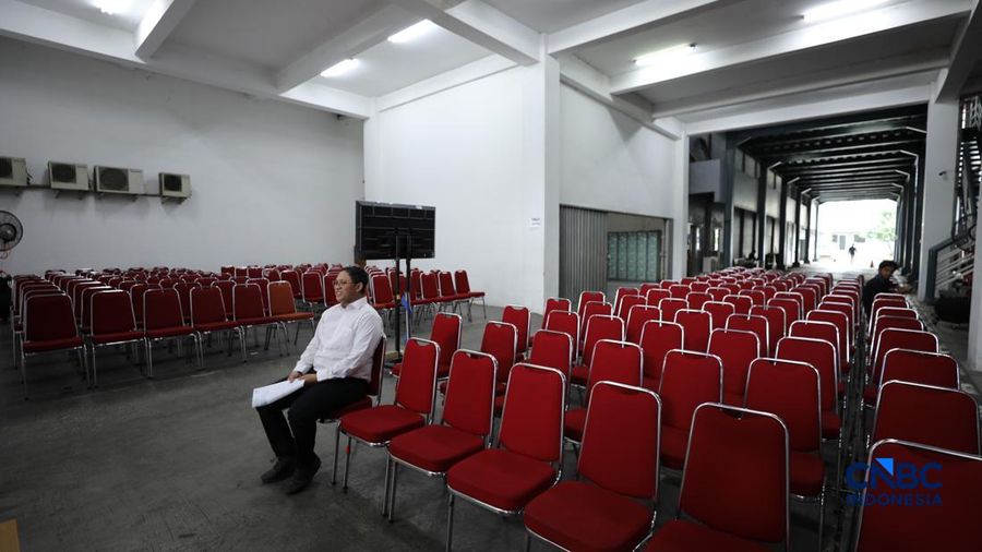 Sejumlah calon pegawai Koperasi Merah Putih mengikuti tes di Badan Kepegawaian Negara (BKN), Jakarta, Selasa (5/5/2026). (CNBC Indonesia/Tri Susilo)