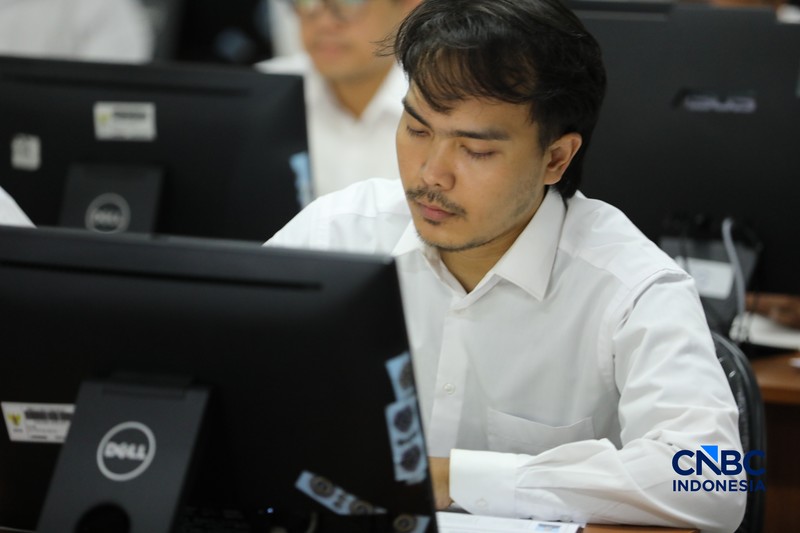 Sejumlah calon pegawai Koperasi Merah Putih mengikuti tes di Badan Kepegawaian Negara (BKN), Jakarta, Selasa (5/5/2026). (CNBC Indonesia/Tri Susilo)