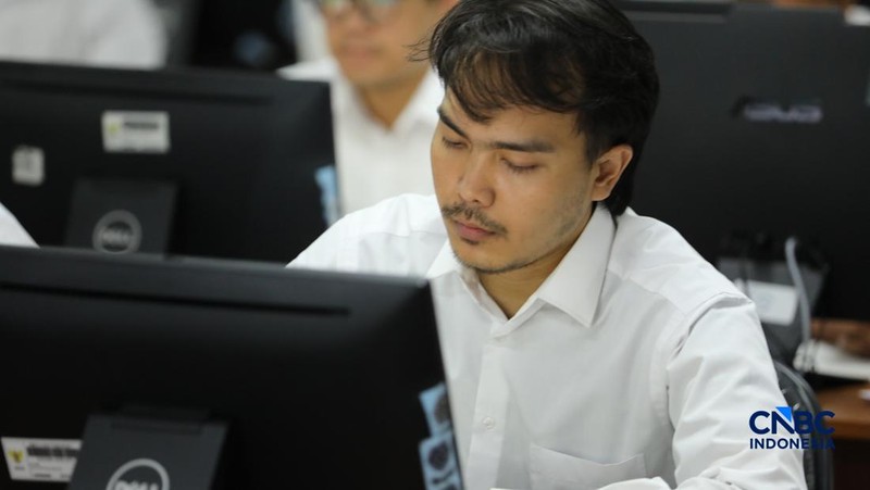 Sejumlah calon pegawai Koperasi Merah Putih mengikuti tes di Badan Kepegawaian Negara (BKN), Jakarta, Selasa (5/5/2026). (CNBC Indonesia/Tri Susilo)