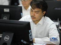 Sejumlah calon pegawai Koperasi Merah Putih mengikuti tes di Badan Kepegawaian Negara (BKN), Jakarta, Selasa (5/5/2026). (CNBC Indonesia/Tri Susilo)