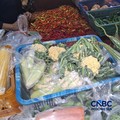 Sejumlah pedagang sayur tidak lagi memberikan plastik gratis di tengah kenaikan harga plastik di Pasar Gili, Selasa (5/5/2026). (CNBC Indonesia/Chandra Dwi Pranata)