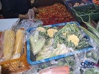 Sejumlah pedagang sayur tidak lagi memberikan plastik gratis di tengah kenaikan harga plastik di Pasar Gili, Selasa (5/5/2026). (CNBC Indonesia/Chandra Dwi Pranata)