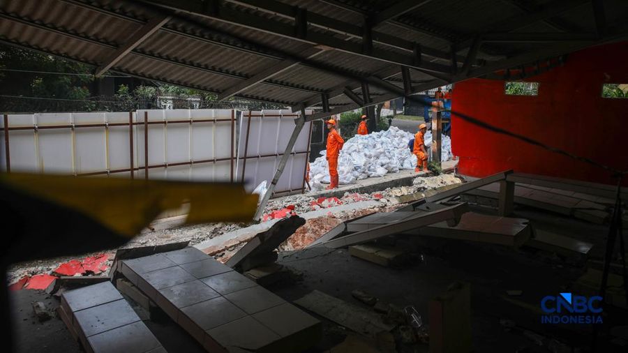 Seorang guru melihat material bangunan tembok yang roboh di SDN Tebet Barat 08, Jakarta, Selasa (5/5/2026).