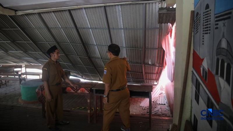 Seorang guru melihat material bangunan tembok yang roboh di SDN Tebet Barat 08, Jakarta, Selasa (5/5/2026).