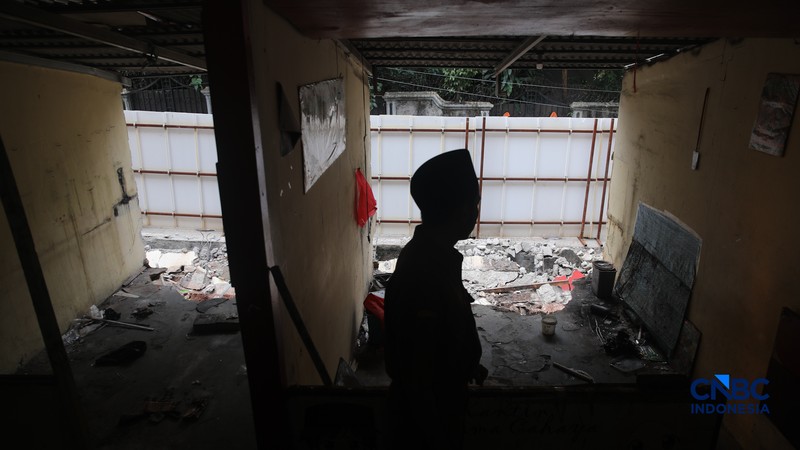 Seorang guru melihat material bangunan tembok yang roboh di SDN Tebet Barat 08, Jakarta, Selasa (5/5/2026). (CNBC Indonesia/Faisal Rahman)