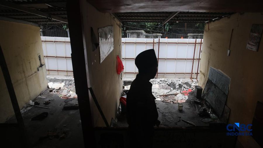 Seorang guru melihat material bangunan tembok yang roboh di SDN Tebet Barat 08, Jakarta, Selasa (5/5/2026). (CNBC Indonesia/Faisal Rahman)