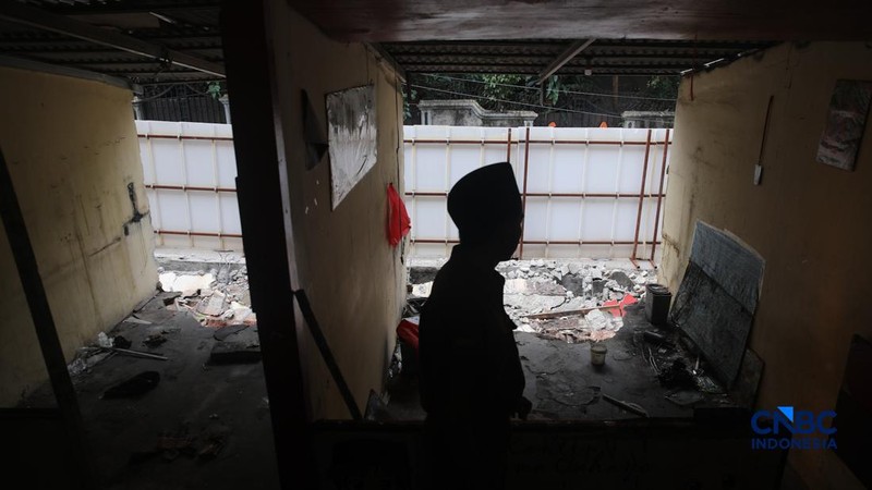 Seorang guru melihat material bangunan tembok yang roboh di SDN Tebet Barat 08, Jakarta, Selasa (5/5/2026). (CNBC Indonesia/Faisal Rahman)