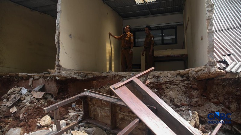Seorang guru melihat material bangunan tembok yang roboh di SDN Tebet Barat 08, Jakarta, Selasa (5/5/2026).