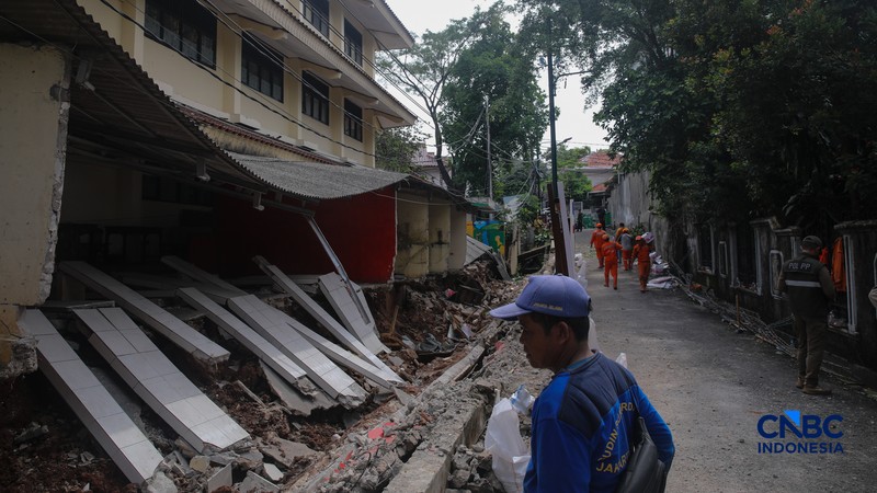 Seorang guru melihat material bangunan tembok yang roboh di SDN Tebet Barat 08, Jakarta, Selasa (5/5/2026). (CNBC Indonesia/Faisal Rahman)