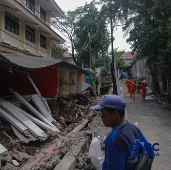 Seorang guru melihat material bangunan tembok yang roboh di SDN Tebet Barat 08, Jakarta, Selasa (5/5/2026). (CNBC Indonesia/Faisal Rahman)