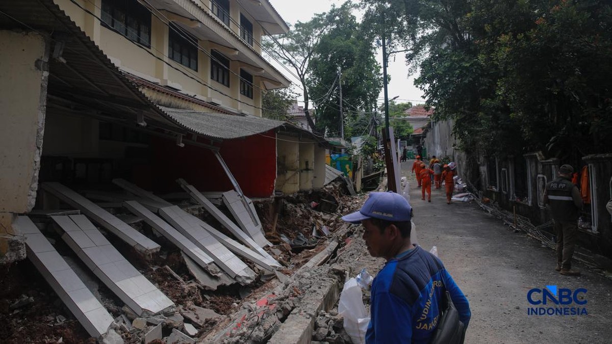 Detik-Detik Tembok SDN Tebet Barat 08 Ambruk usai Diguyur Hujan