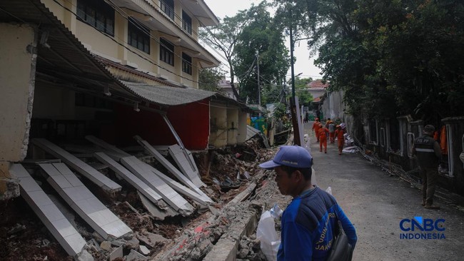 Detik-Detik Tembok SDN Tebet Barat 08 Ambruk usai Diguyur Hujan