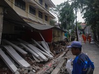 Seorang guru melihat material bangunan tembok yang roboh di SDN Tebet Barat 08, Jakarta, Selasa (5/5/2026). (CNBC Indonesia/Faisal Rahman)