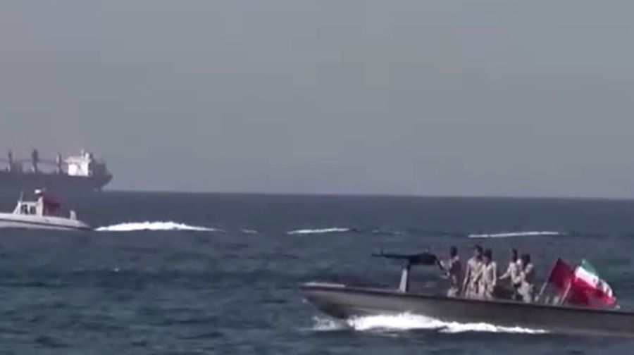 Serangan baru iran ke kapal as di selat Hormuz. (Tangkapan Layar CCTV+ via Reuters)