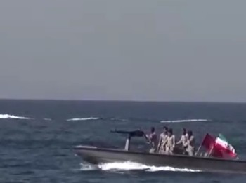 Serangan baru iran ke kapal as di selat Hormuz. (Tangkapan Layar CCTV+ via Reuters)