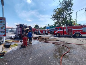 Truk Muat Mebel Terbakar di SPBU Albatros Juanda Sidoarjo