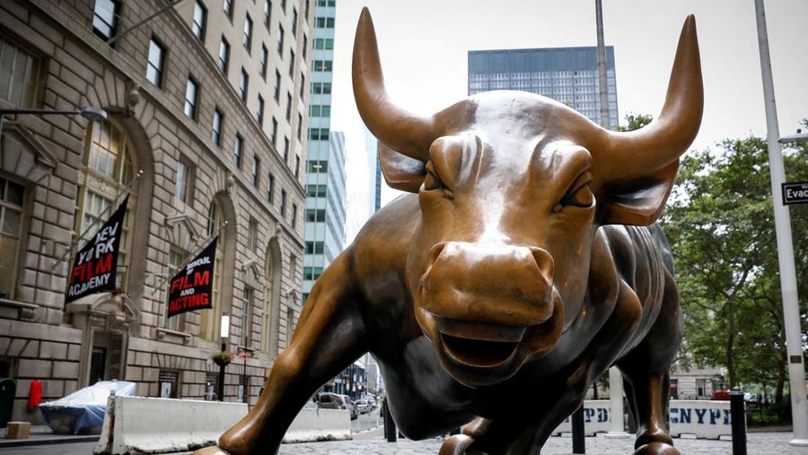 FILE PHOTO: The Charging Bull statue, also known as the Wall St. Bull, is seen in the financial district of New York City, U.S., August 18, 2018.  REUTERS/Brendan McDermid/File Photo