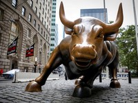 FILE PHOTO: The Charging Bull statue, also known as the Wall St. Bull, is seen in the financial district of New York City, U.S., August 18, 2018.  REUTERS/Brendan McDermid/File Photo