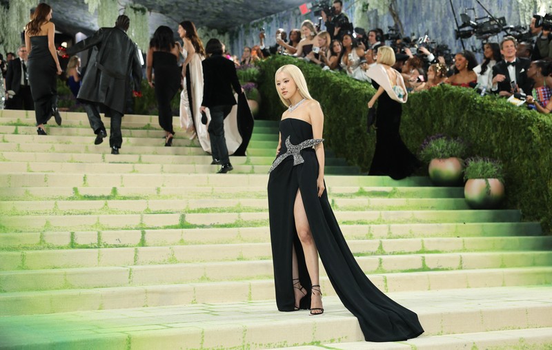 Penyanyi Selandia Baru-Korea Selatan dan anggota Blackpink, Roseanne Park yang dikenal sebagai Rose, tiba di Met Gala 2026 yang merayakan