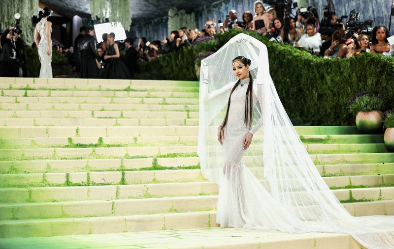 Penyanyi Selandia Baru-Korea Selatan dan anggota Blackpink, Roseanne Park yang dikenal sebagai Rose, tiba di Met Gala 2026 yang merayakan