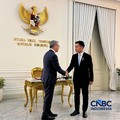 Wakil Presiden Gibran Rakabuming menerima kunjungan dari Deputi Perdana Menteri Laos Thongsavan Phomvihane di Istana Wapres, Selasa (5/5). (CNBC Indonesia/Halima)
