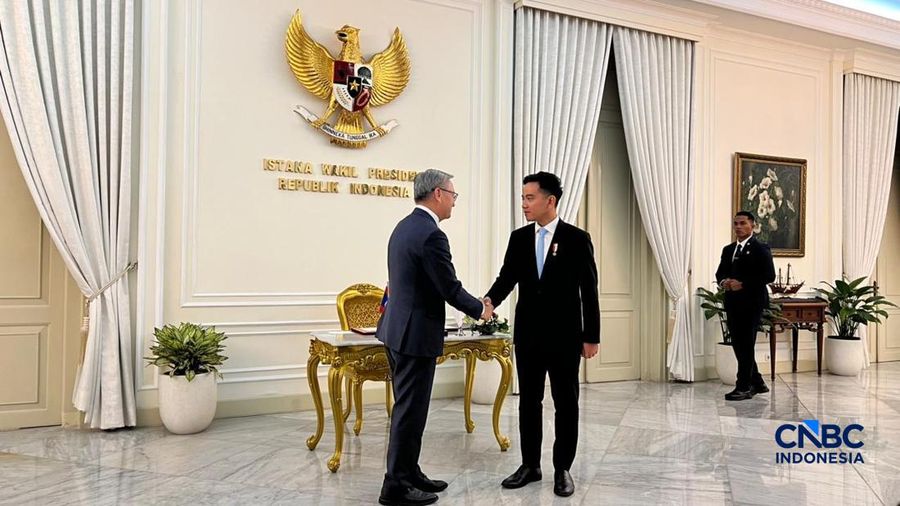 Wakil Presiden Gibran Rakabuming menerima kunjungan dari Deputi Perdana Menteri Laos Thongsavan Phomvihane di Istana Wapres, Selasa (5/5). (CNBC Indonesia/Halima)