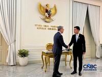 Wakil Presiden Gibran Rakabuming menerima kunjungan dari Deputi Perdana Menteri Laos Thongsavan Phomvihane di Istana Wapres, Selasa (5/5). (CNBC Indonesia/Halima)