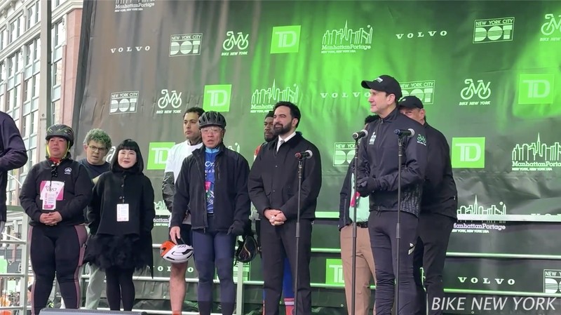 Wali Kota Zohran Mamdani mencetak sejarah dengan mengikuti secara penuh ajang TD Five Boro Bike Tour pada Minggu (3/5/2026). (Tangkapan Layar Video Reuters/BIKE NEW YORK)