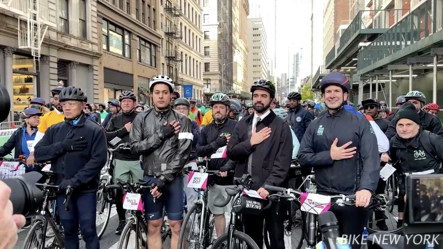 Wali Kota Zohran Mamdani mencetak sejarah dengan mengikuti secara penuh ajang TD Five Boro Bike Tour pada Minggu (3/5/2026).