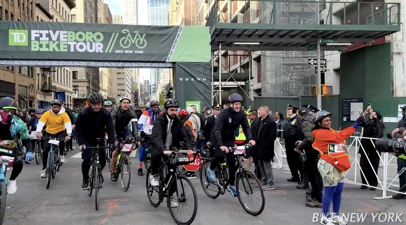 Wali Kota Zohran Mamdani mencetak sejarah dengan mengikuti secara penuh ajang TD Five Boro Bike Tour pada Minggu (3/5/2026). (Tangkapan Layar Video Reuters/BIKE NEW YORK)
