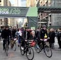 Wali Kota Zohran Mamdani mencetak sejarah dengan mengikuti secara penuh ajang TD Five Boro Bike Tour pada Minggu (3/5/2026). (Tangkapan Layar Video Reuters/BIKE NEW YORK)