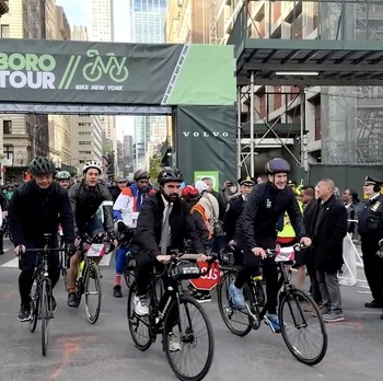 Wali Kota Zohran Mamdani mencetak sejarah dengan mengikuti secara penuh ajang TD Five Boro Bike Tour pada Minggu (3/5/2026). (Tangkapan Layar Video Reuters/BIKE NEW YORK)