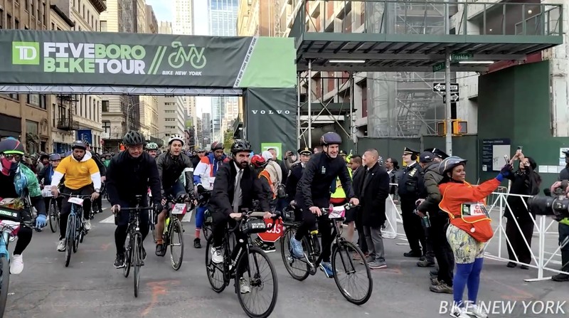 Wali Kota Zohran Mamdani mencetak sejarah dengan mengikuti secara penuh ajang TD Five Boro Bike Tour pada Minggu (3/5/2026).
