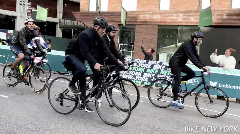 Wali Kota Zohran Mamdani mencetak sejarah dengan mengikuti secara penuh ajang TD Five Boro Bike Tour pada Minggu (3/5/2026). (Tangkapan Layar Video Reuters/BIKE NEW YORK)