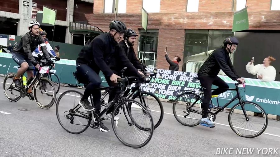 Wali Kota Zohran Mamdani mencetak sejarah dengan mengikuti secara penuh ajang TD Five Boro Bike Tour pada Minggu (3/5/2026).