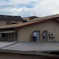 Para siswa sekolah Instituto Sao Jose berlindung di atap saat seorang remaja menyerbu sekolah, menembak dan membunuh dua anggota staf serta melukai anggota staf ketiga dan seorang siswa, demikian dilaporkan pihak berwenang, di kota Rio Branco, negara