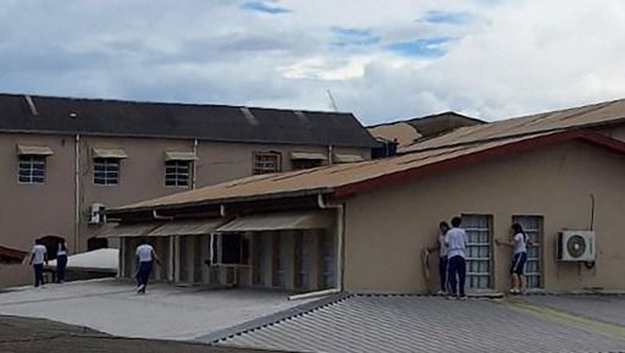 Para siswa sekolah Instituto Sao Jose berlindung di atap saat seorang remaja menyerbu sekolah, menembak dan membunuh dua anggota staf serta melukai anggota staf ketiga dan seorang siswa, demikian dilaporkan pihak berwenang, di kota Rio Branco, negara
