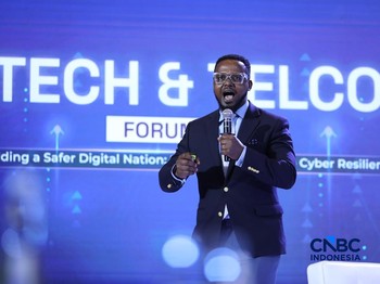 Datacenter Cybersecurity Program & Product Manager, Uptime Institute, Lanre Rotimi saat menyampaikan pemaparan dalam Tech & Telco Forum 2026 di Jakarta, Rabu (6/5/2026). (CNBC Indonesia/Tri Susilo)