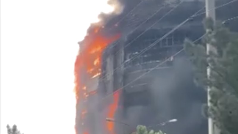 Delapan orang tewas dan 36 lainnya luka-luka setelah kebakaran terjadi di sebuah pusat perbelanjaan di sebelah barat Teheran pada hari Selasa (5 Mei). (Tangkapan Layar Sosial Media via Reuters)