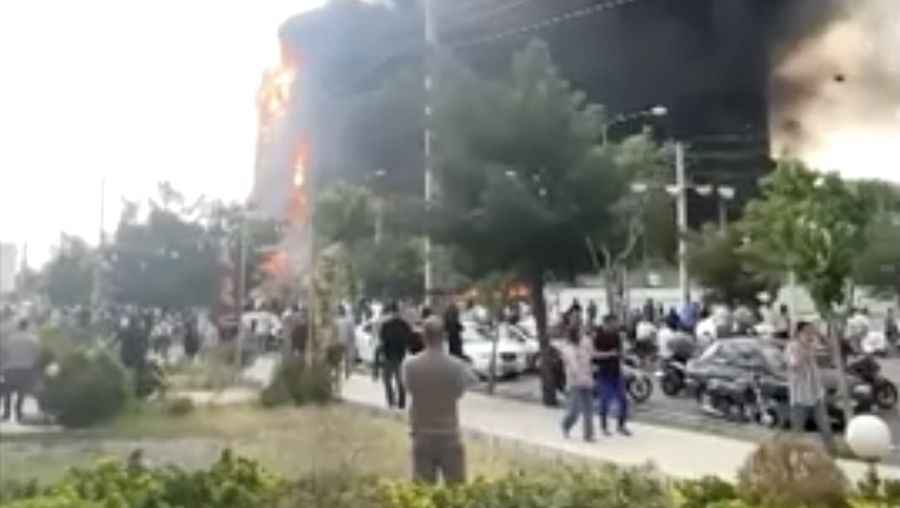Delapan orang tewas dan 36 lainnya luka-luka setelah kebakaran terjadi di sebuah pusat perbelanjaan di sebelah barat Teheran pada hari Selasa (5 Mei). (Tangkapan Layar Sosial Media via Reuters)