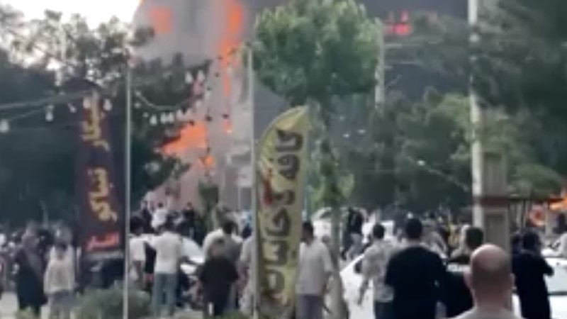 Delapan orang tewas dan 36 lainnya luka-luka setelah kebakaran terjadi di sebuah pusat perbelanjaan di sebelah barat Teheran pada hari Selasa (5 Mei). (Tangkapan Layar Sosial Media via Reuters)