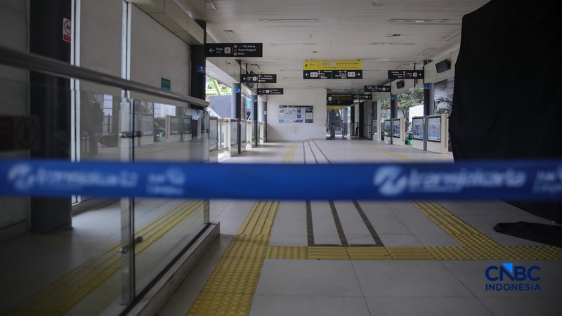 Suasana halte bus TransJakarta Manggarai yang berhenti beroperasi di Jakarta, Rabu (6/5/2026). Halte bus Transjakarta Manggarai tutup sementara mulai hari ini sampai waktu yang belum ditentukan untuk mendukung pembangunan LRT Jakarta di kawasan tersebut. (CNBC Indonesia/Faisal Rahman)