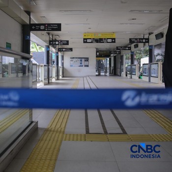 Suasana halte bus TransJakarta Manggarai yang berhenti beroperasi di Jakarta, Rabu (6/5/2026). Halte bus Transjakarta Manggarai tutup sementara mulai hari ini sampai waktu yang belum ditentukan untuk mendukung pembangunan LRT Jakarta di kawasan terse