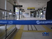 Suasana halte bus TransJakarta Manggarai yang berhenti beroperasi di Jakarta, Rabu (6/5/2026). Halte bus Transjakarta Manggarai tutup sementara mulai hari ini sampai waktu yang belum ditentukan untuk mendukung pembangunan LRT Jakarta di kawasan terse