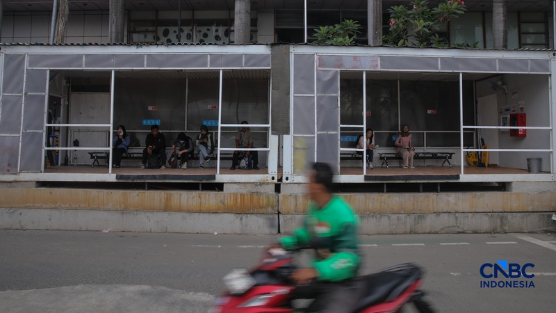 Suasana halte bus TransJakarta Manggarai yang berhenti beroperasi di Jakarta, Rabu (6/5/2026). Halte bus Transjakarta Manggarai tutup sementara mulai hari ini sampai waktu yang belum ditentukan untuk mendukung pembangunan LRT Jakarta di kawasan tersebut. (CNBC Indonesia/Faisal Rahman)