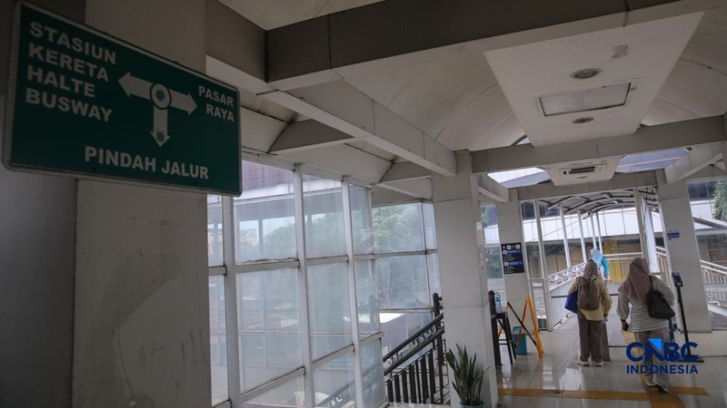 Suasana halte bus TransJakarta Manggarai yang berhenti beroperasi di Jakarta, Rabu (6/5/2026). Halte bus Transjakarta Manggarai tutup sementara mulai hari ini sampai waktu yang belum ditentukan untuk mendukung pembangunan LRT Jakarta di kawasan terse