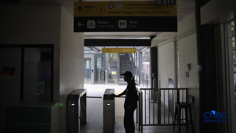 Suasana halte bus TransJakarta Manggarai yang berhenti beroperasi di Jakarta, Rabu (6/5/2026). Halte bus Transjakarta Manggarai tutup sementara mulai hari ini sampai waktu yang belum ditentukan untuk mendukung pembangunan LRT Jakarta di kawasan tersebut. (CNBC Indonesia/Faisal Rahman)