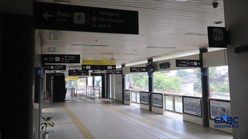 Suasana halte bus TransJakarta Manggarai yang berhenti beroperasi di Jakarta, Rabu (6/5/2026). Halte bus Transjakarta Manggarai tutup sementara mulai hari ini sampai waktu yang belum ditentukan untuk mendukung pembangunan LRT Jakarta di kawasan tersebut. (CNBC Indonesia/Faisal Rahman)