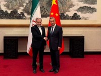 Menteri Luar Negeri Iran Abbas Araqchi bertemu dengan Menteri Luar Negeri Tiongkok Wang Yi di Beijing, Tiongkok, dalam gambar yang dirilis pada 6 Mei 2026 ini. Seyed Abbas Araqchi via Telegram/Handout via REUTERS